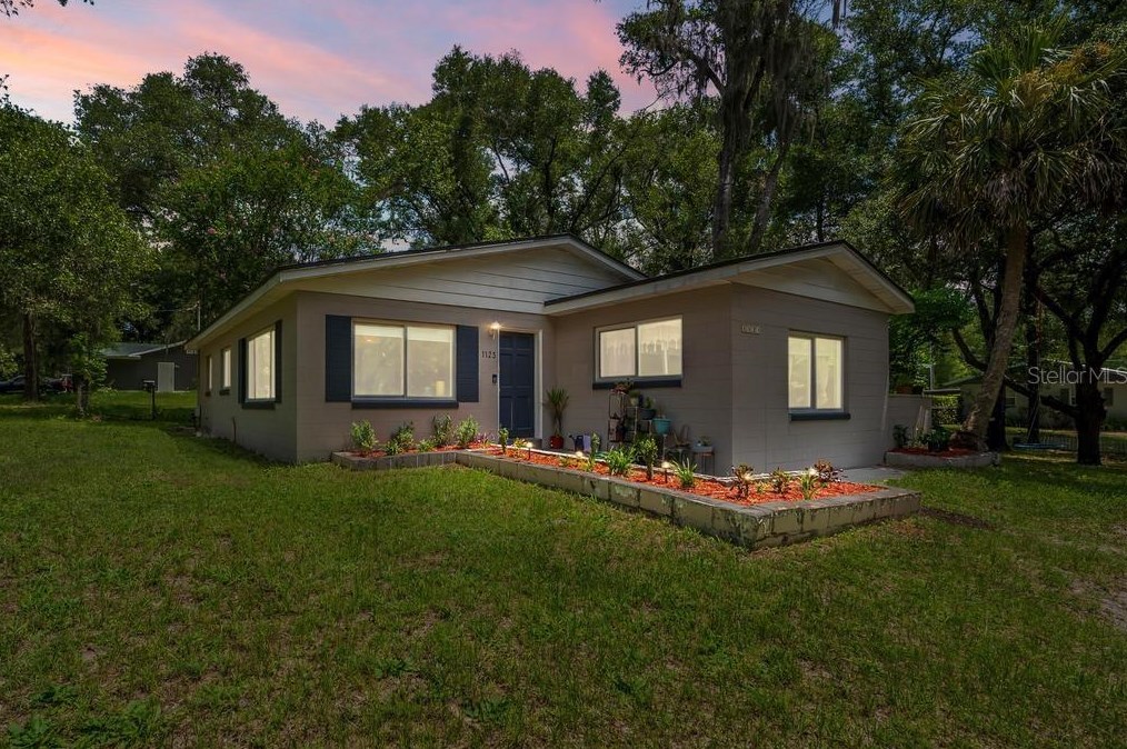 1123 W Winnemissett Ave, Deland, FL 32720
