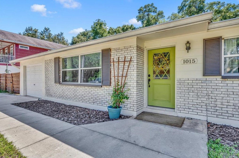 1015 N Unser St, Mount Dora, FL 32757