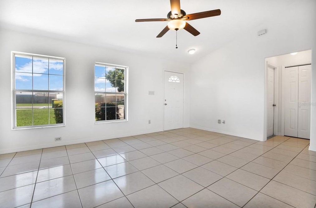318 Woodview Dr, Tavares, FL 32778