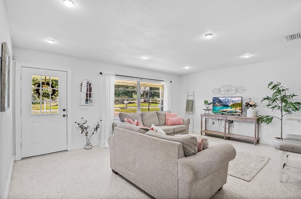 204 Colomba Rd, De Bary, FL 32713