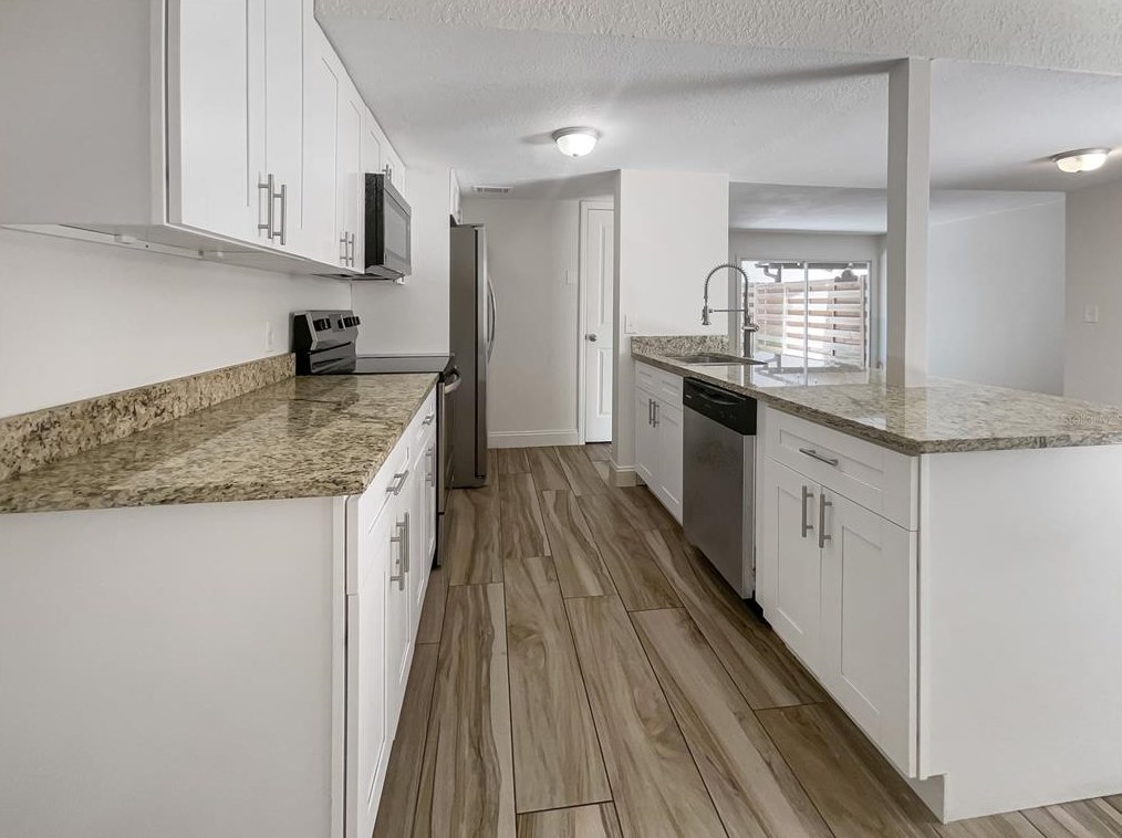 1052 Longfellow Cir, Sarasota, FL 34243