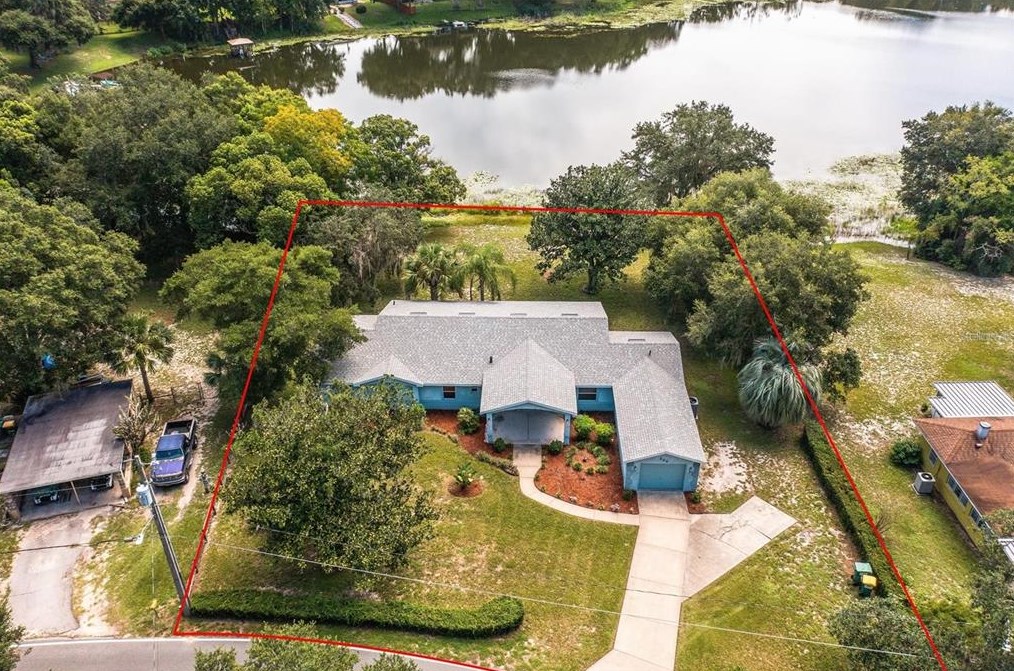 305 W Mirror Lake Dr, Fruitland Park, FL 34731