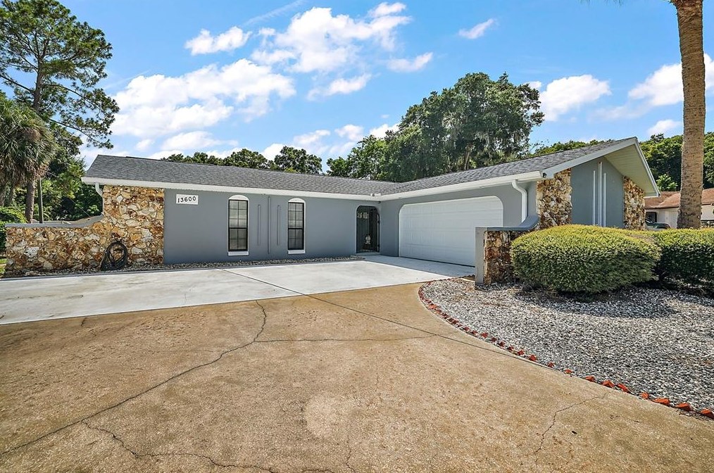 13600 Berkshire Ct, Grand Island, FL 32735
