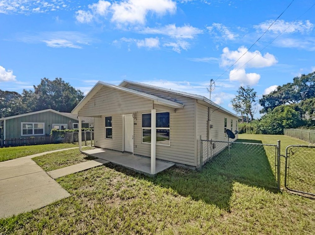 506 E Caroline St, Tavares, FL 32778