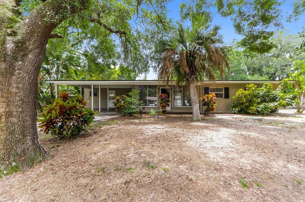 915 Hillside Dr, Lutz, FL 33549