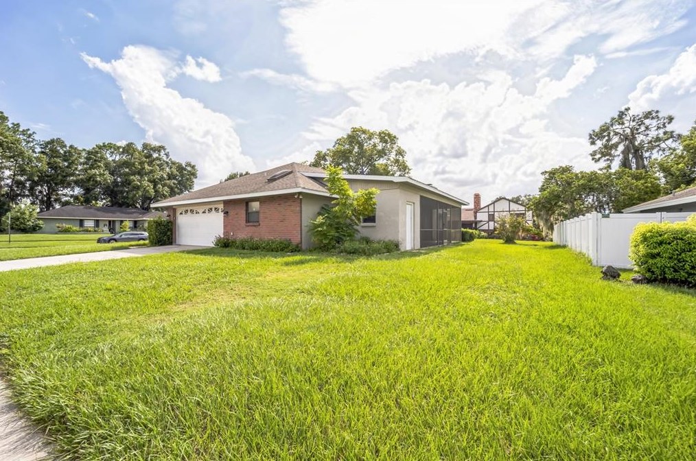 1202 Sandalwood Dr, Plant City, FL 33563
