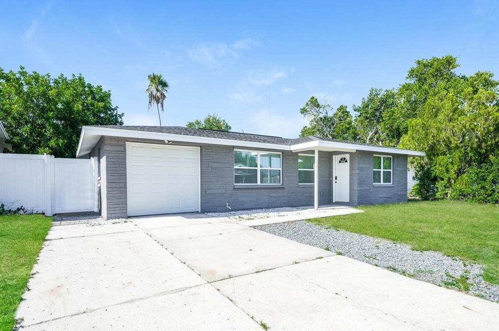 3248 Hoover Dr, Tarpon Springs, FL 34691