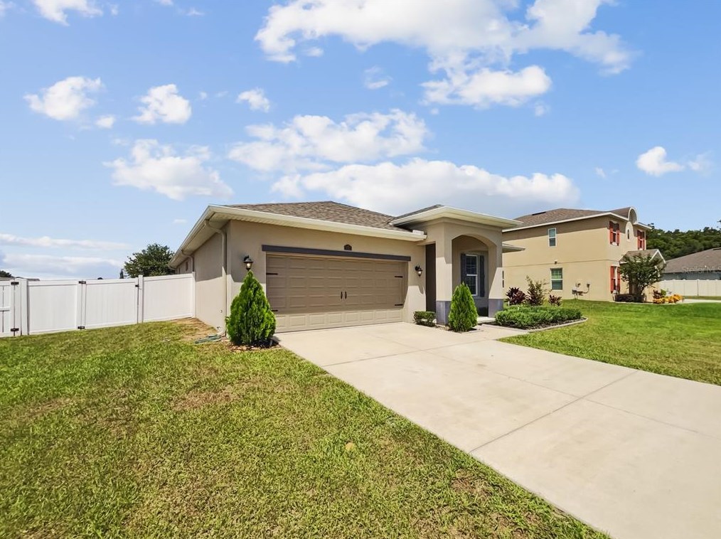 37027 Scenic Bluff Dr, Grand Island, FL 32735