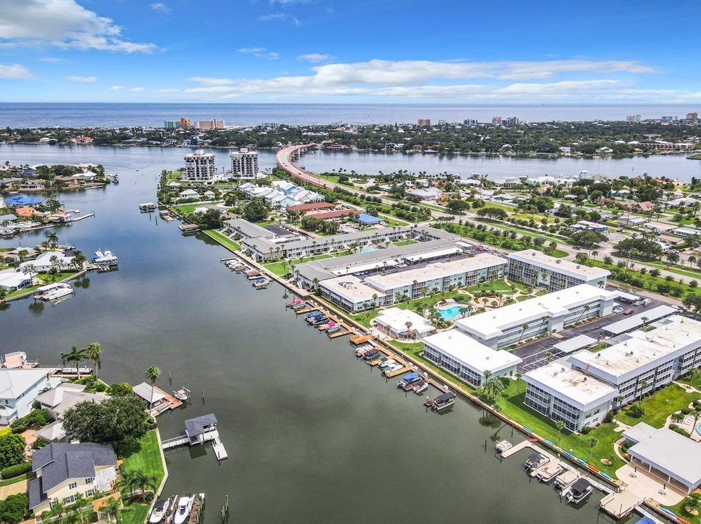 325 Causeway, New Smyrna FL  32169-5241 exterior