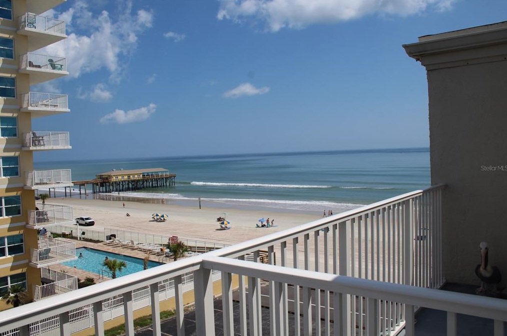 3727 Atlantic Ave, Daytona Beach FL  32118-7226 exterior