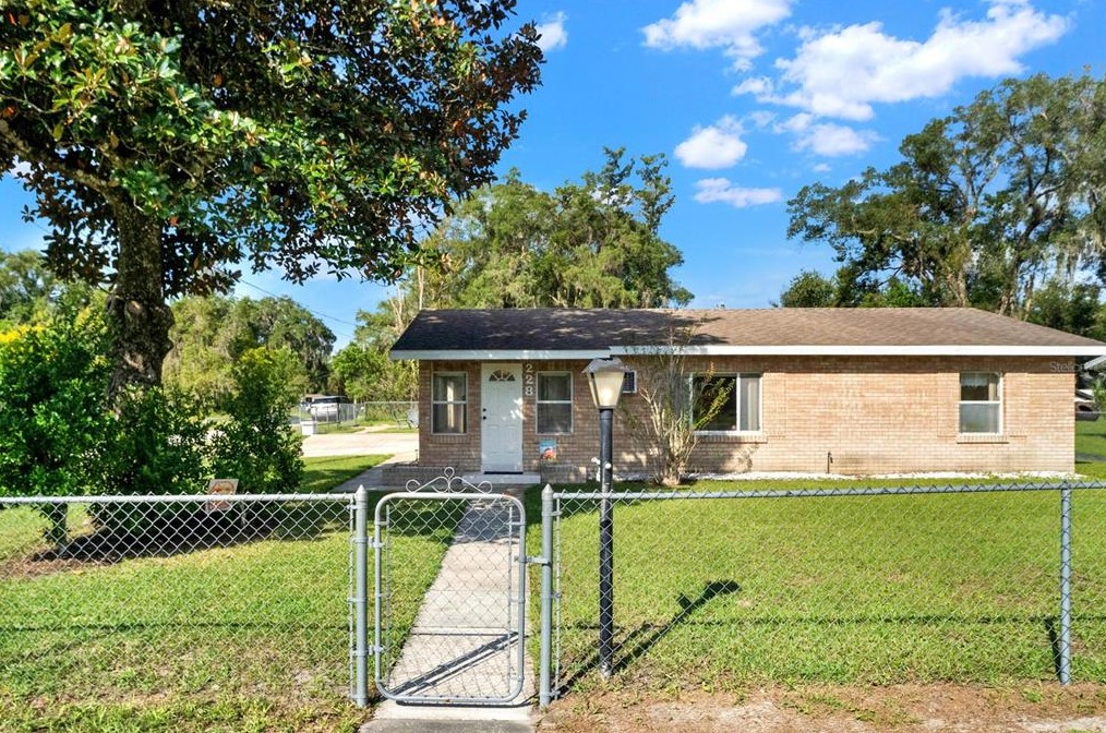 228 S Blue Lk Ave, Deland, FL 32724