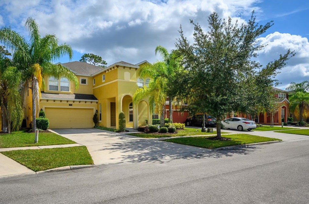 221 Las Fuentes Dr, Kissimmee, FL 34746