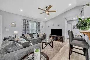 3043 Mapleshade St, Deltona, FL 32738 - Photo 4