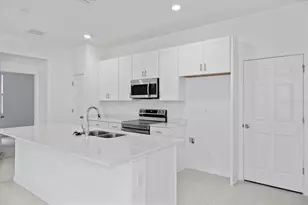 1194 Atlantic Ave, Fruitland Park, FL 34731 - Photo 2