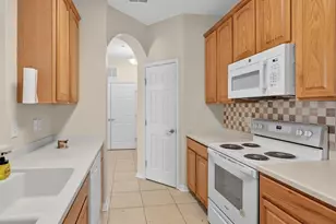 1353 Venezia Ct, Davenport, FL 33896 - Photo 10