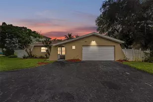 3401 Coquina Key Dr SE, Saint Petersburg, FL 33705 - Photo 2