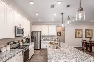 425 W Seminole Dr, Venice, FL 34293 - Photo 4