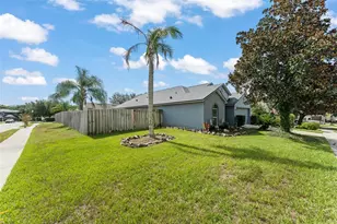 25424 Divot Dr, Sorrento, FL 32776 - Photo 4