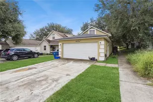 1074 Park Central Cir, Groveland, FL 34736 - Photo 2