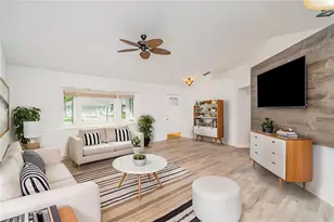 2048 Berry Roberts Dr, Sun City Center, FL 33573 - Photo 4