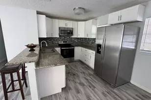 545 Oak Dr, Tavares, FL 32778 - Photo 8