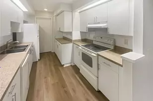 836 Amelia Ct NE, Saint Petersburg, FL 33702 - Photo 10