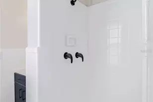 5833 Holmes Dr, Orlando, FL 32808 - Photo 10