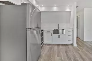 525 Manatee Ct, Venice, FL 34285 - Photo 8