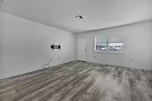 525 Manatee Ct, Venice, FL 34285 - Photo 2