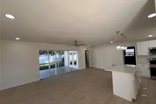 2502 Tropical Shores Dr SE, Saint Petersburg, FL 33705 - Photo 10