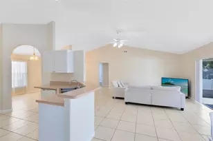 137 Country Lakes Cir, Groveland, FL 34736 - Photo 8