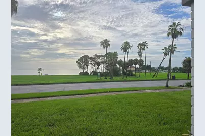 2041 Beach Dr SE, Saint Petersburg, FL 33705 - Photo 2