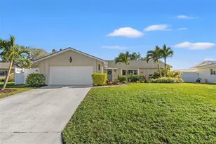 1472 47th Ave NE, Saint Petersburg, FL 33703 - Photo 2