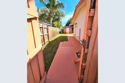 1561 NW 77th Way, Pembroke Pines, FL 33024 - Photo 36