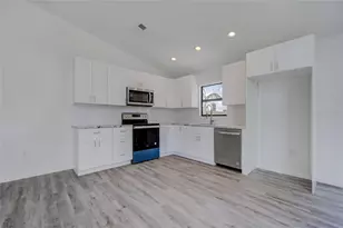 3540 65th Ave Cir E, Sarasota, FL 34243 - Photo 10
