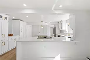 301 81st Ave NE, Saint Petersburg, FL 33702 - Photo 10