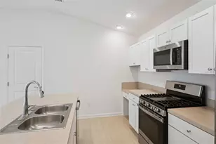 7548 Kuenher Ct, The Villages, FL 34762 - Photo 10