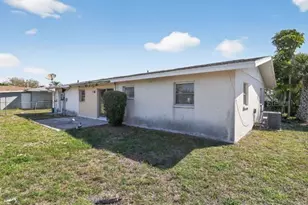 462 Ridgewood St NW, Port Charlotte, FL 33952 - Photo 4