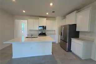 8589 Pinecrest Trl, Wildwood, FL 34785 - Photo 2