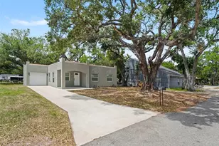 810 21st St E, Bradenton, FL 34208 - Photo 2