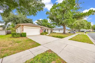 2002 E Timberlane Dr, Plant City, FL 33563 - Photo 2