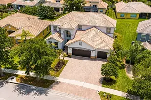 3747 Eagle Isle Cir, Kissimmee, FL 34746 - Photo 2