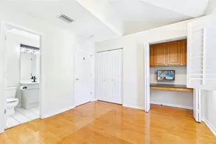 323 Madeira Cir, Saint Petersburg, FL 33715 - Photo 12