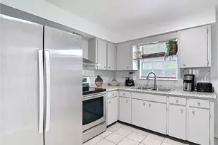 220 Southeast Jefferson Cir N, Saint Petersburg, FL 33703 - Photo 10