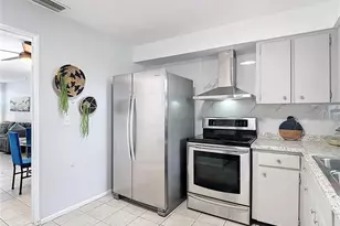 220 Southeast Jefferson Cir N, Saint Petersburg, FL 33703 - Photo 14