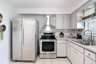 220 Southeast Jefferson Cir N, Saint Petersburg, FL 33703 - Photo 16
