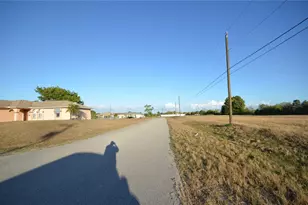 702 NE 12th St, Cape Coral, FL 33909 - Photo 1