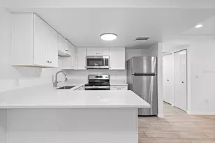 555 62nd St S, Saint Petersburg, FL 33707 - Photo 6