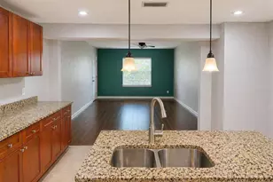8618 Grandview Dr, Tampa, FL 33617 - Photo 6