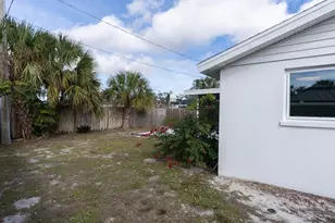 2237 Michele Dr, Sarasota, FL 34231 - Photo 14